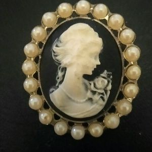 VINTAGE BEAUTIFUL CAMEO BROOCH